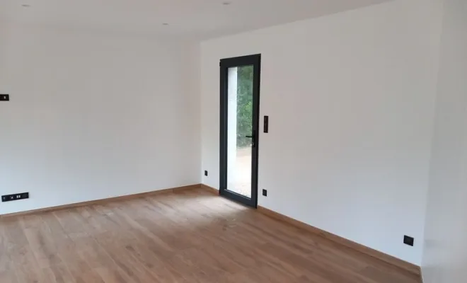 Rénovation de sol avec pose de parquet dans un appartement à Villefranche-sur-saone, Reims, RJ Peinture Décor